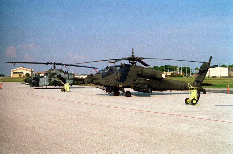 Image: AH-64A Apache and AH-1W SeaCobra